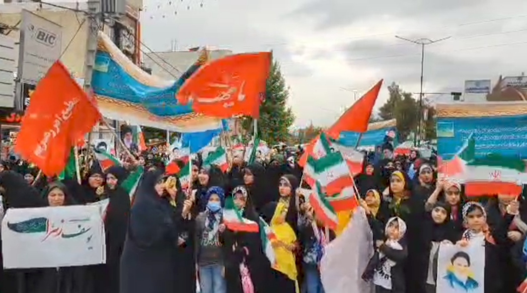 تجمع بانوان شهر یاسوج در حمایت از اجرای طرح نور نیروی انتظامی 