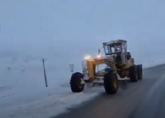 بازگشایی و ایمن سازی جادههای برفگیر استان