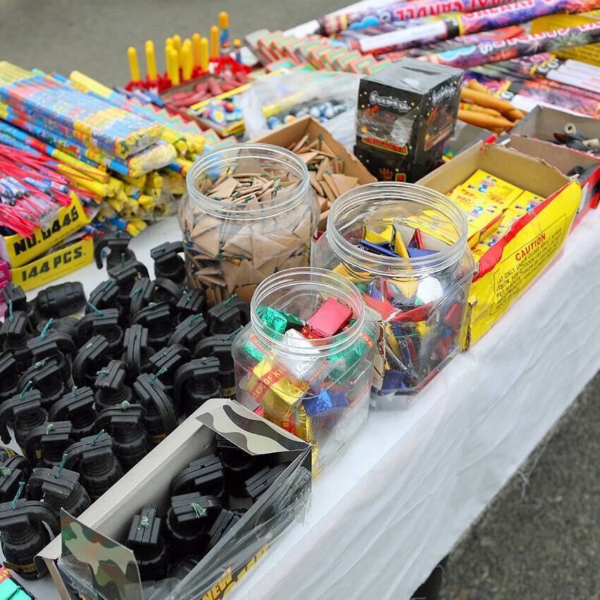 کشف و ضبط ۲ هزار و ۹۲۲ عدد انواع مواد محترقه کشف و ضبط ۲ هزار و ۹۲۲ عدد انواع مواد محترقه