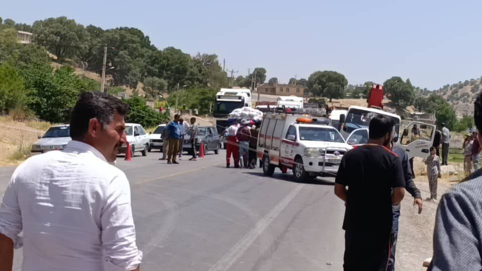 برخورد خودرو با ستون برق حادثه آفرید 