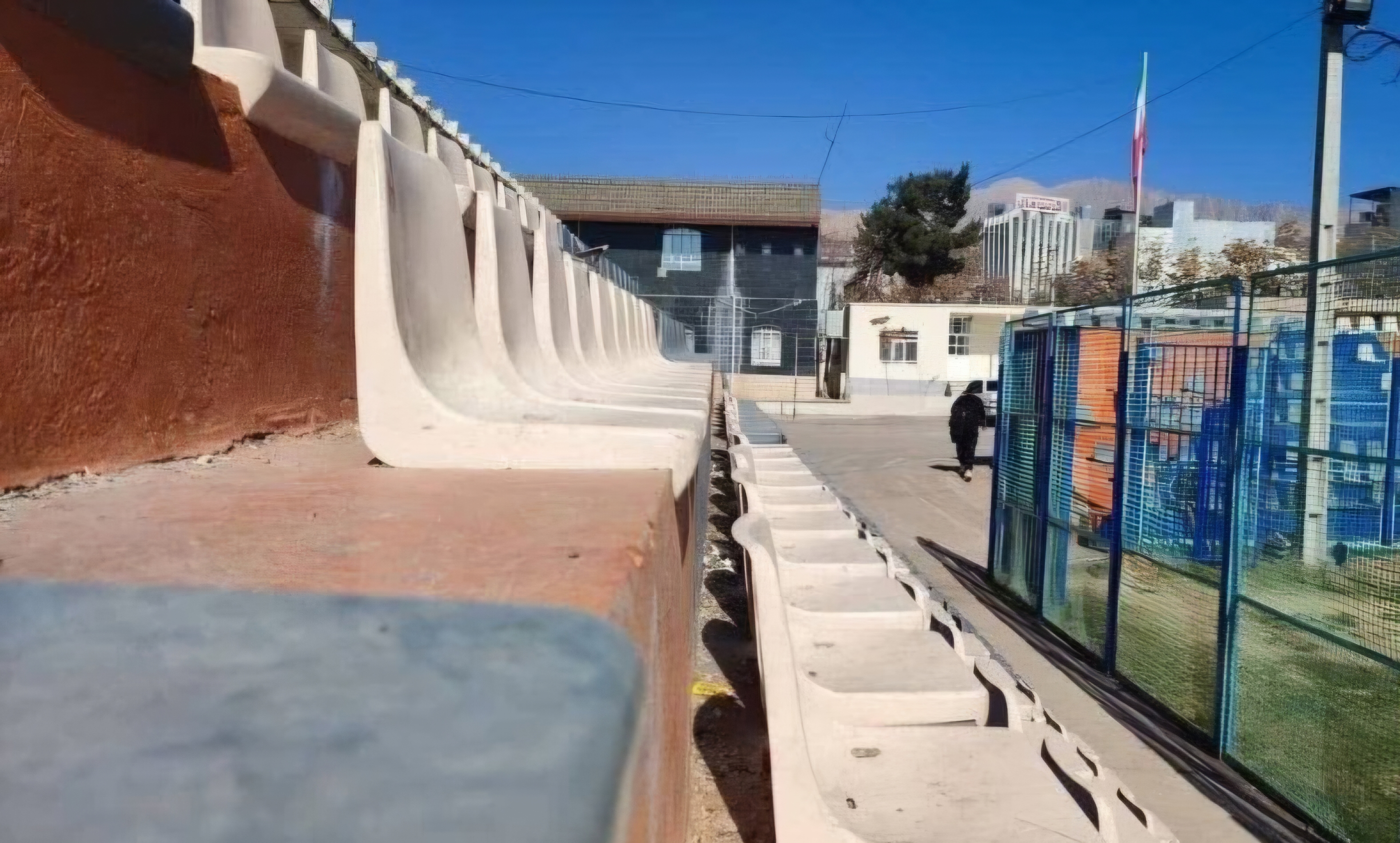 شاهکار عجیب هنر و مهندسی در نصب صندلی های ورزشگاه یاسوج