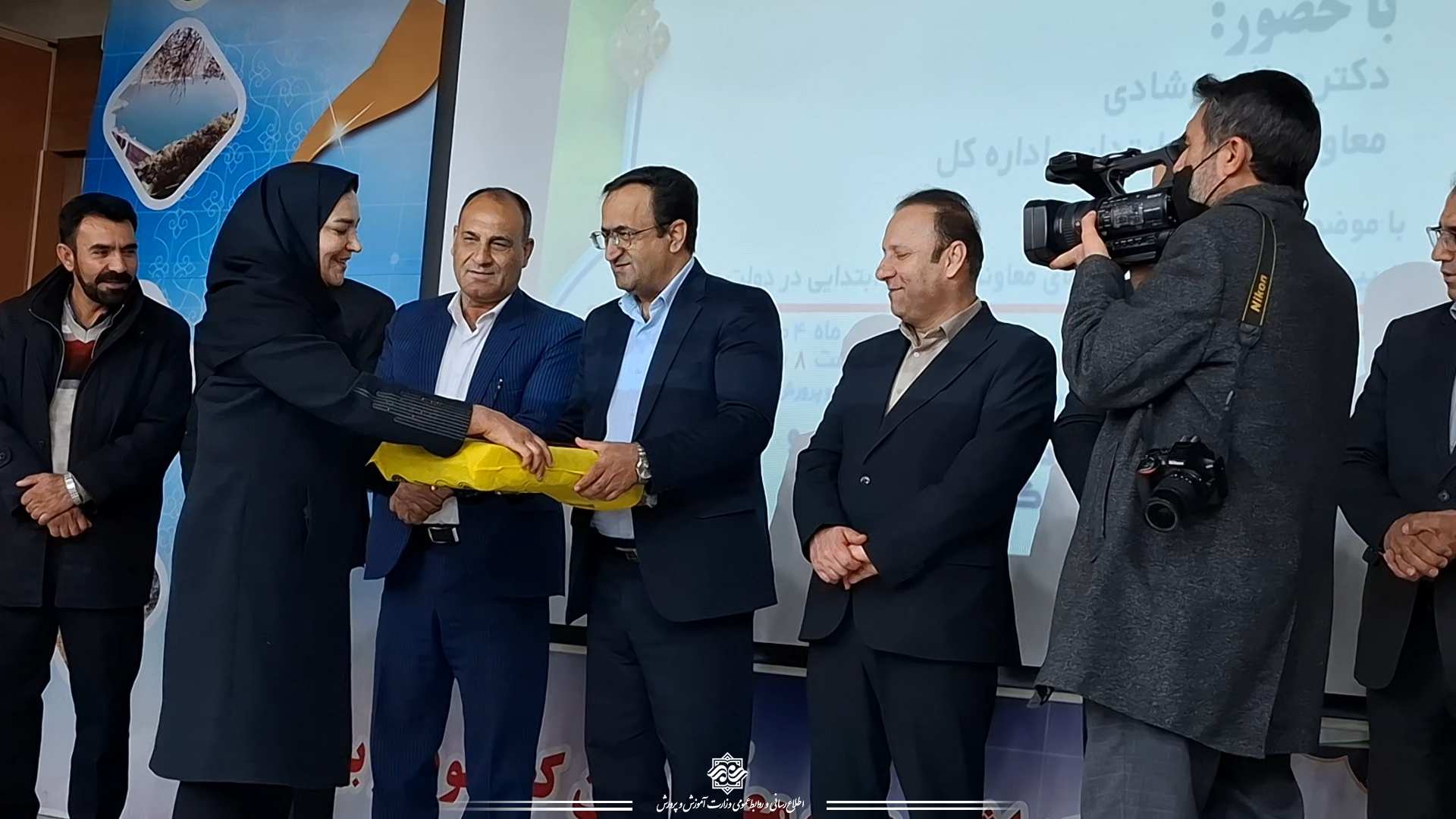 تجلیل از معاون آموزش ابتدایی شهرستان بویراحمد برای پیشبرد برنامه‌های تحولی مدرسه‌محور