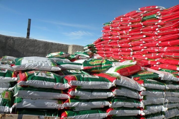 تحویل کود مورد نیاز کشت پائیزه به کشاورزان تحویل کود مورد نیاز کشت پائیزه به کشاورزان