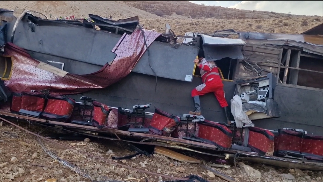 واژگونی اتوبوس مسافربری در مسیر سمیرم به یاسوج + فیلم