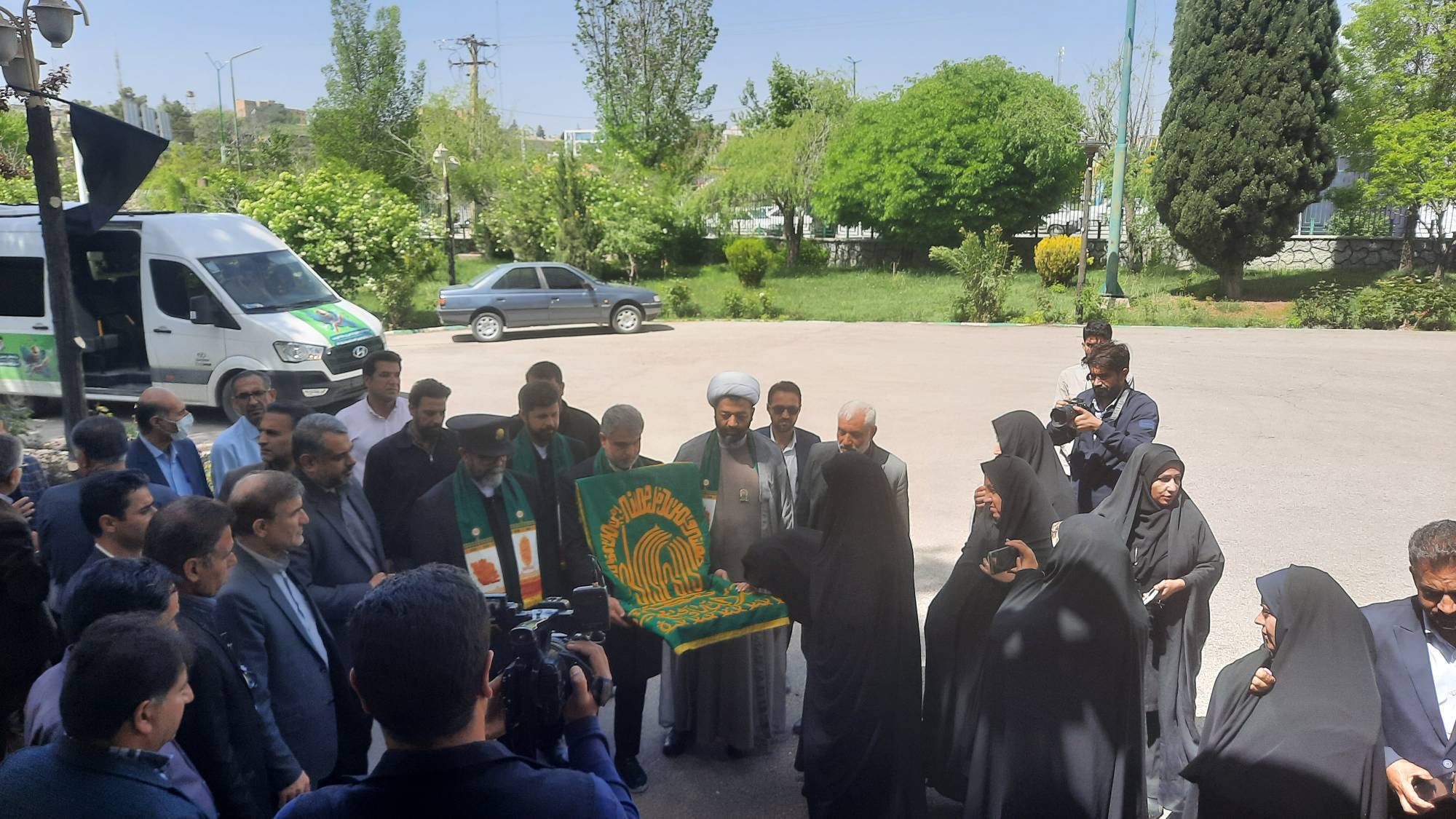 کارکنان شبکه دنا میزبان پرچم حرم رضوی