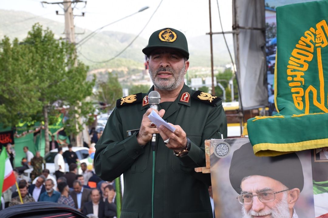 با دست خالی در برابر ابرقدرت‌ها ایستادیم