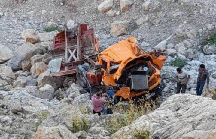 جاده کم عرض تولدان لوداب موجب سقوط کامیون و مرگ راننده شد