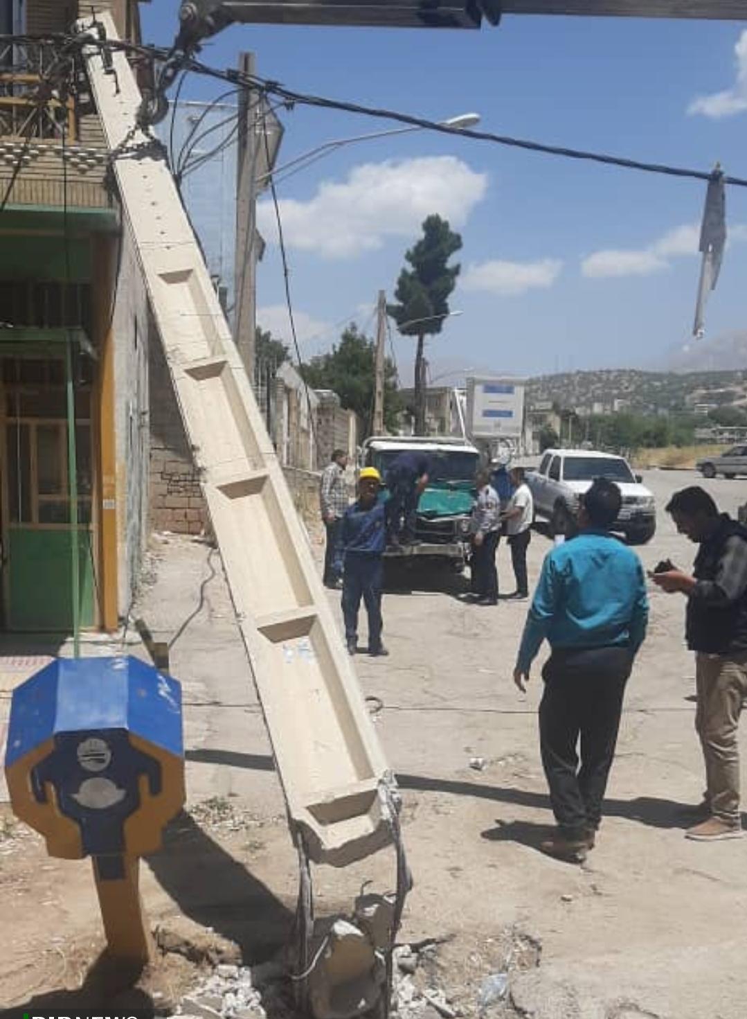 برخورد خودرو با تیر برق در شهر یاسوج