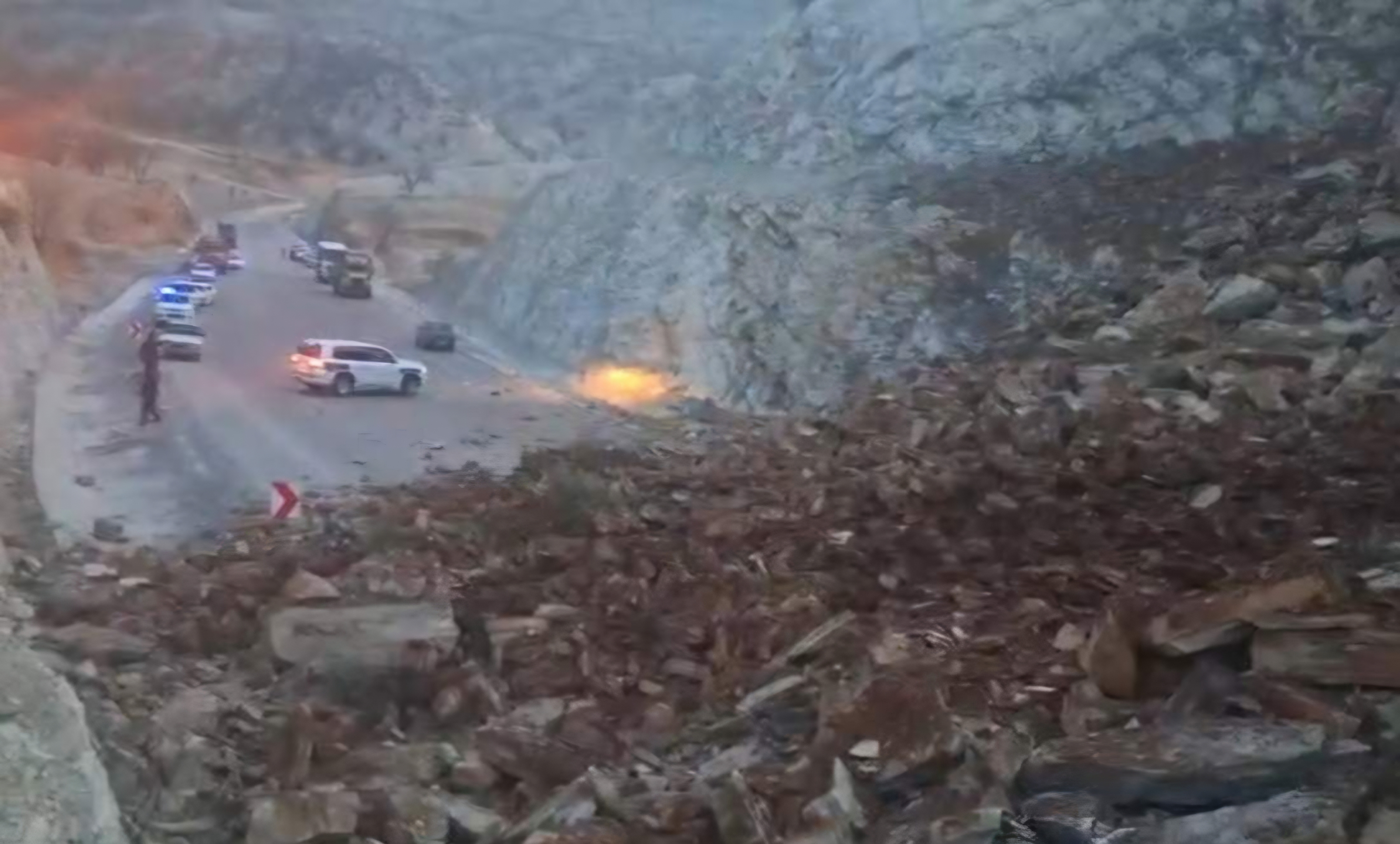 ریزش شدید کوه، محور پاتاوه دهدشت را از دسترس خارج کرد 