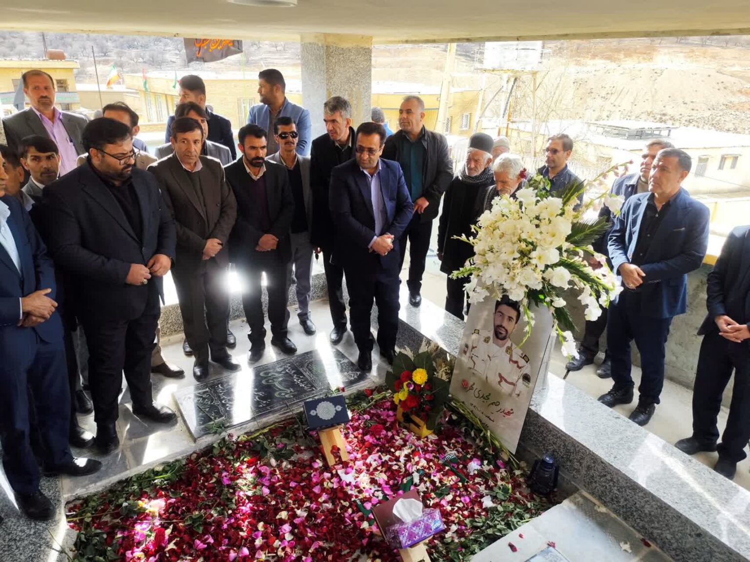 ادای احترام مدیرکل آموزش و پرورش کهگیلویه و بویراحمد به مقام شهید مرزبان رحیم مجیدی‌مهر