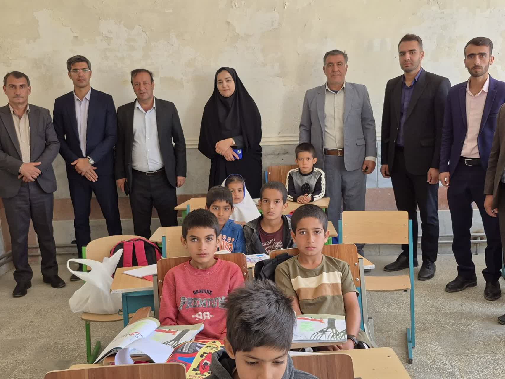 بازدید معاون آموزش ابتدایی آموزش و پرورش شهرستان بویراحمد از مدارس فیروزآباد و کالوس / تلاش‌های بی‌وقفه آموزش و پرورش بویراحمد برای اعتلای دانش 