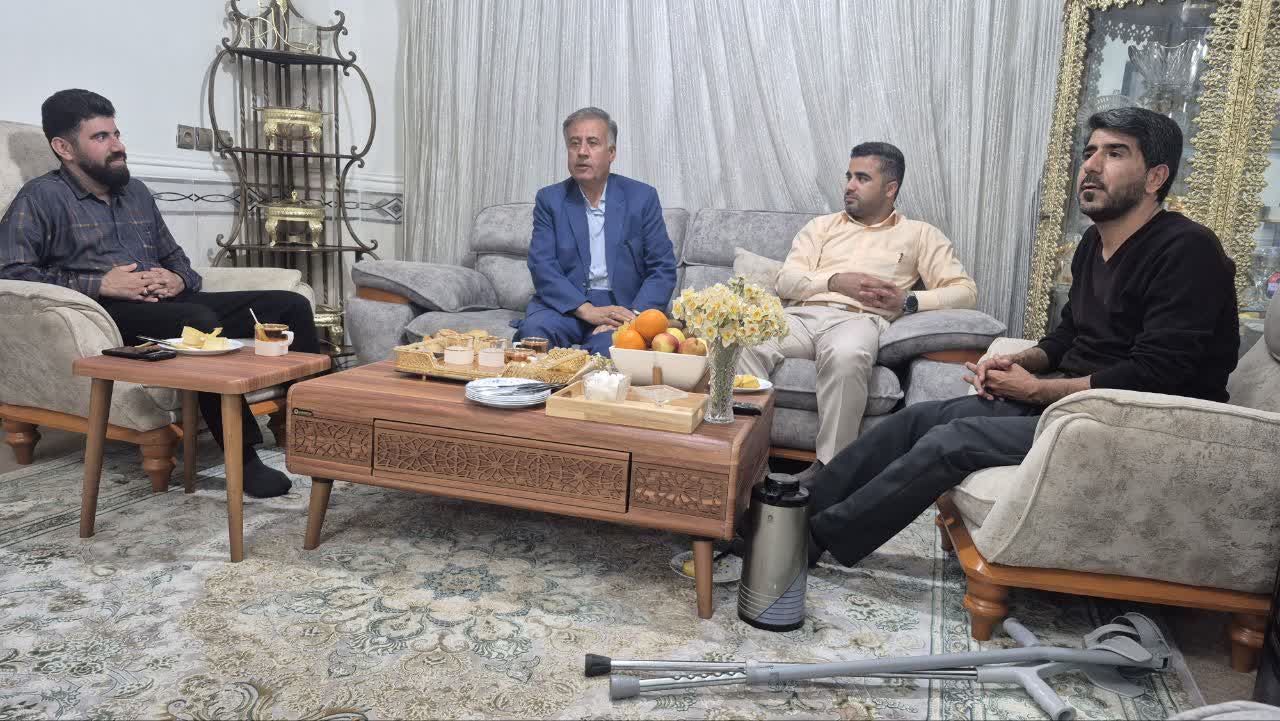 دیدار و عیادت مدیر و برخی از اعضای مجمع ملی همت کهگیلویه و بویراحمد با مدیر مجروح مجمع ملی شهرستان بویراحمد در جنگ رمضان